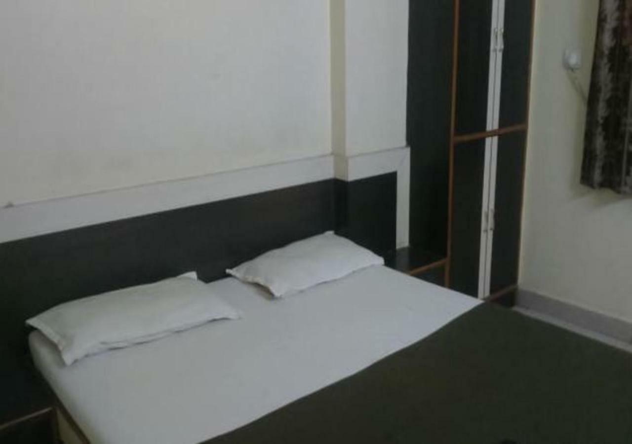 Hotel Sai Ganesh 舍地 外观 照片